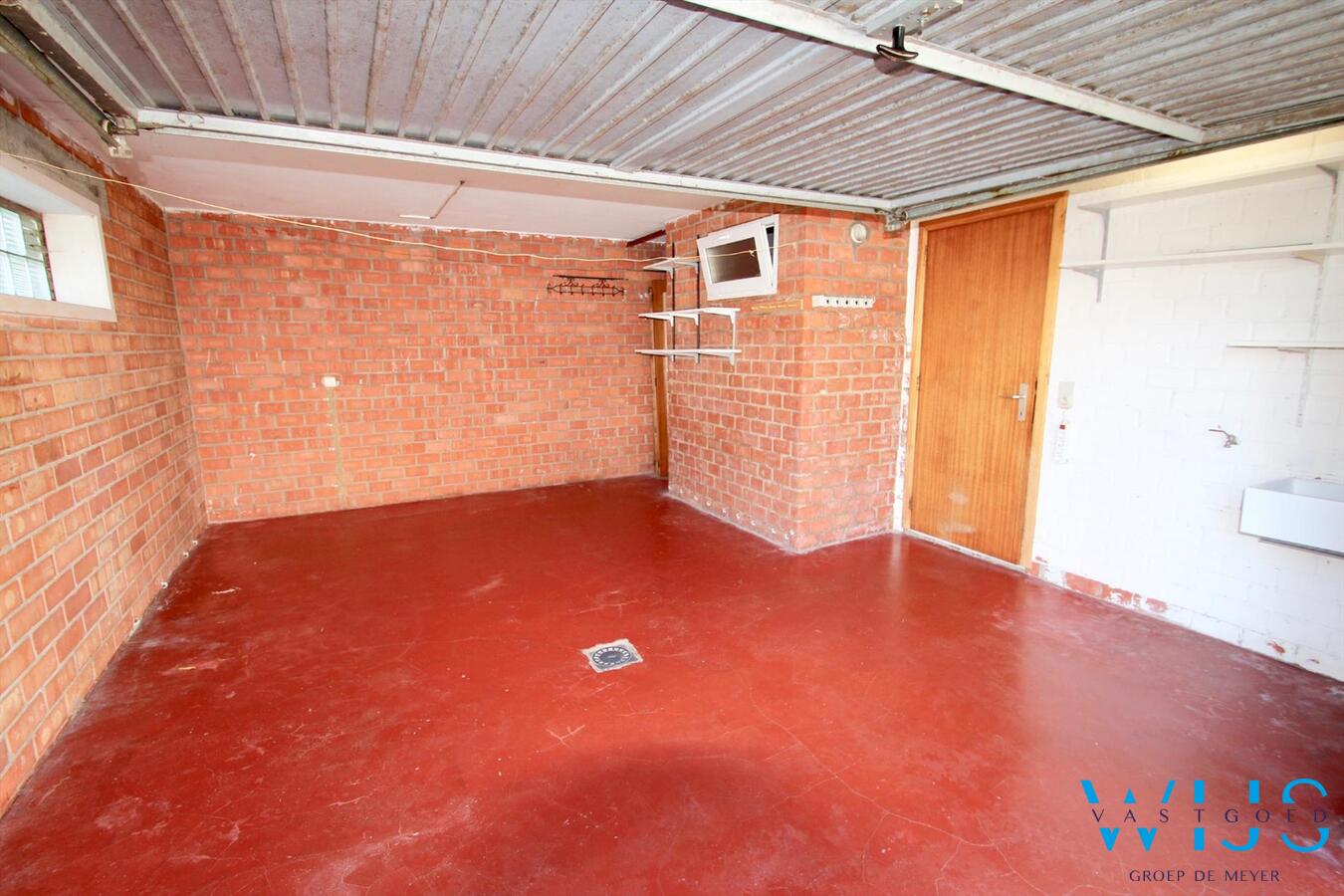 Vlot te renoveren woonhuis op een ruim perceel van 1130 vierkante meter te OOSTEEKLO ! 