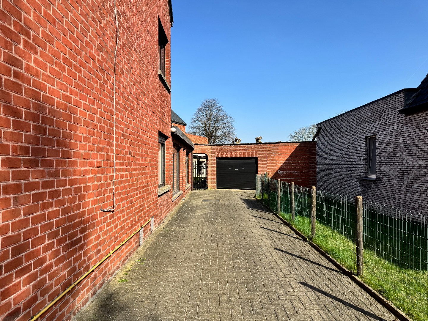 Woning met veel potentieel, 4 slaapkamers en garage te Zulte. 