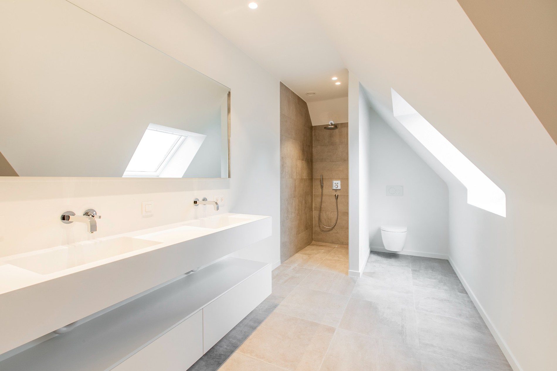 À LOUER : Villa de construction récente et élégante de 2021 alliant confort contemporain et grands volumes de vie, située dans un emplacement exceptionnel à proximité du centre de Knokke-Heist. 