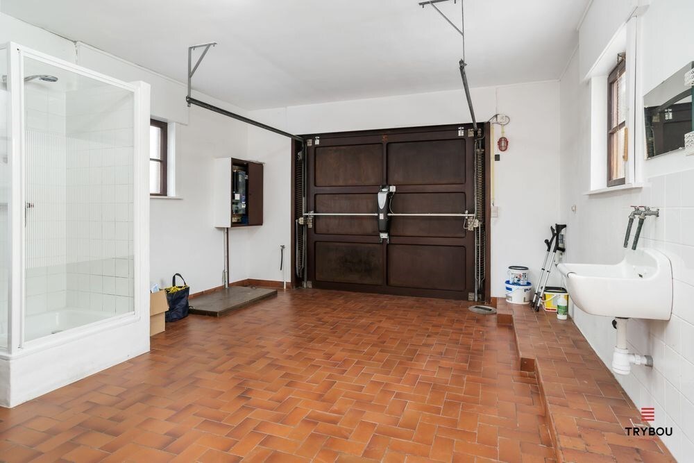 Ruime karaktervolle villa met 3 garages op 1099m² 