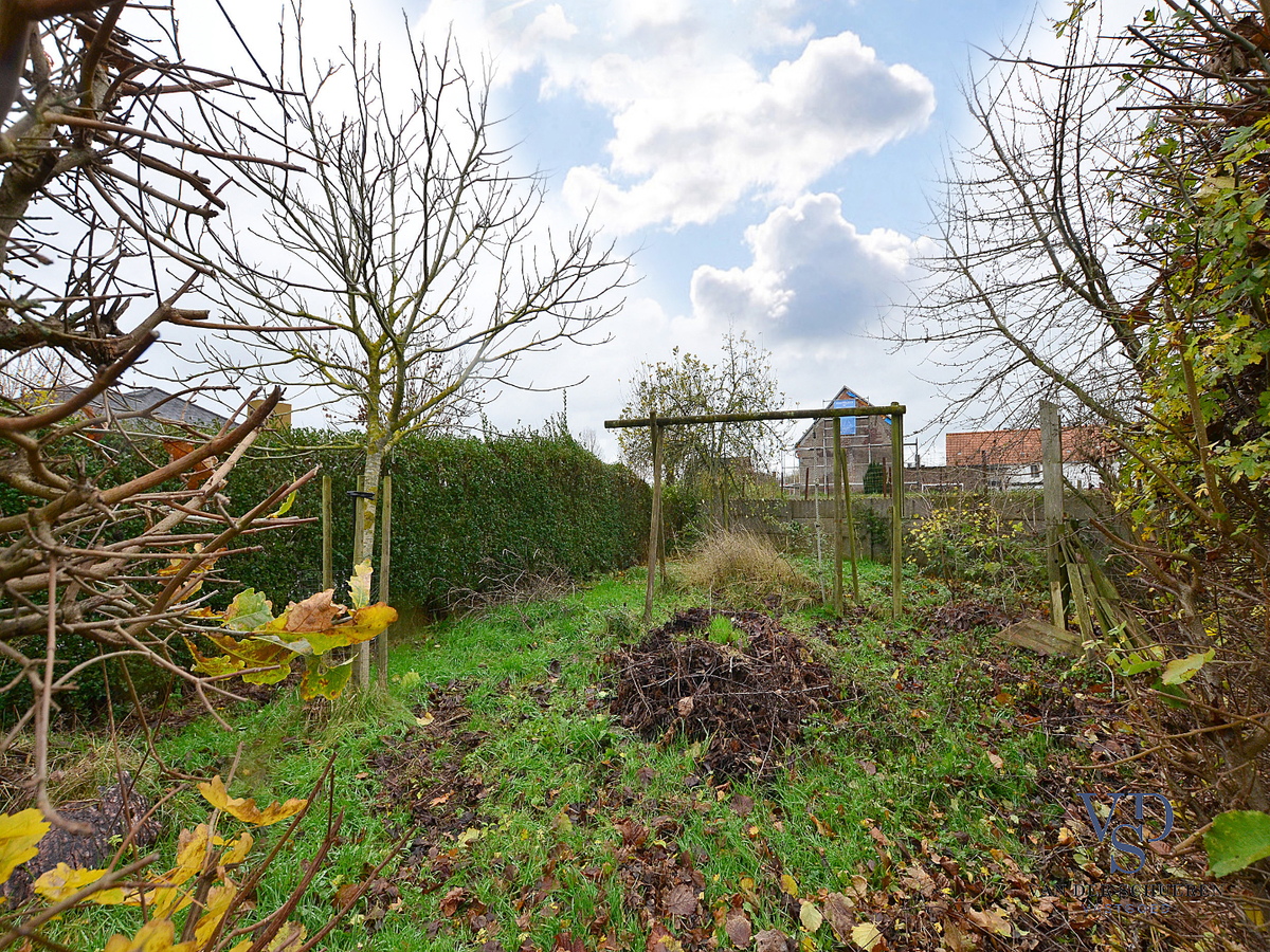 Karaktervolle, te renoveren woning (op bijna 900 m²). 
