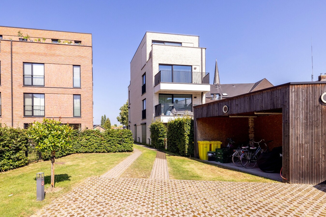 Instapklaar dakappartement met lift, 2 terrassen en parking 