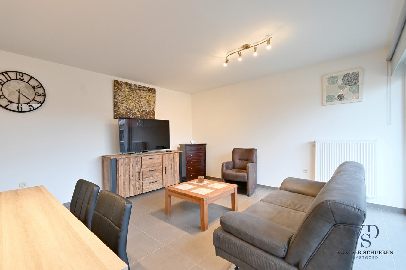 Ruime (!!) en recente assistentie-flat incl. overdekte staanplaats. 