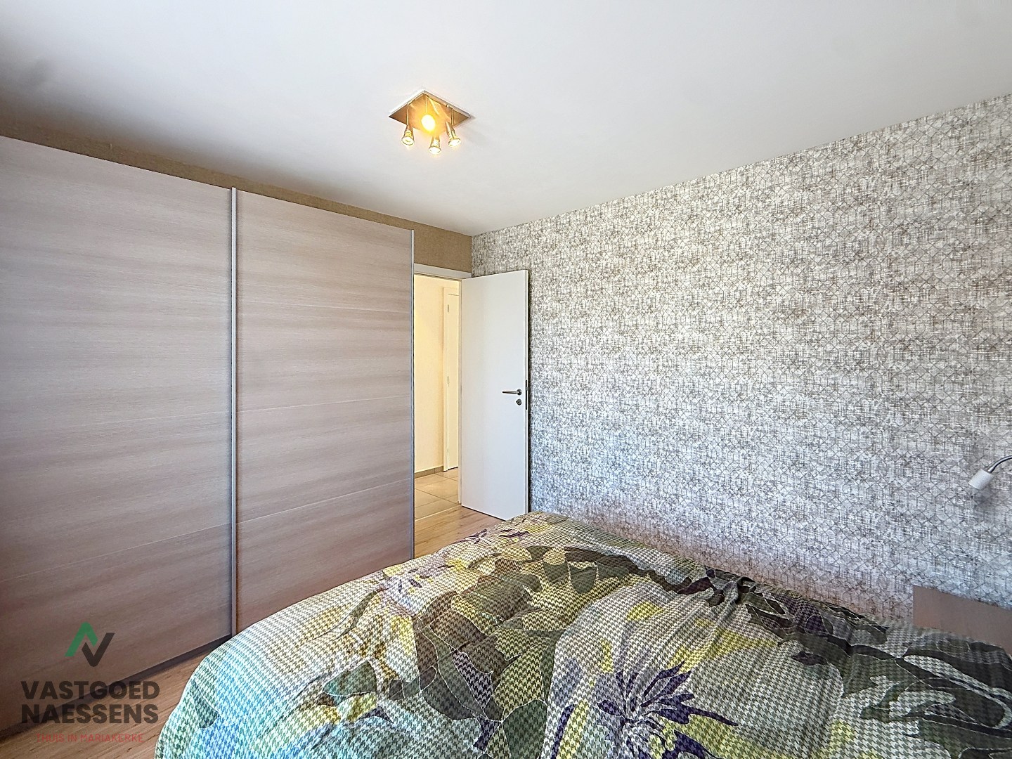 Prêt à emménager et ensoleillé appartement de 2 chambres dans une résidence jeune. 