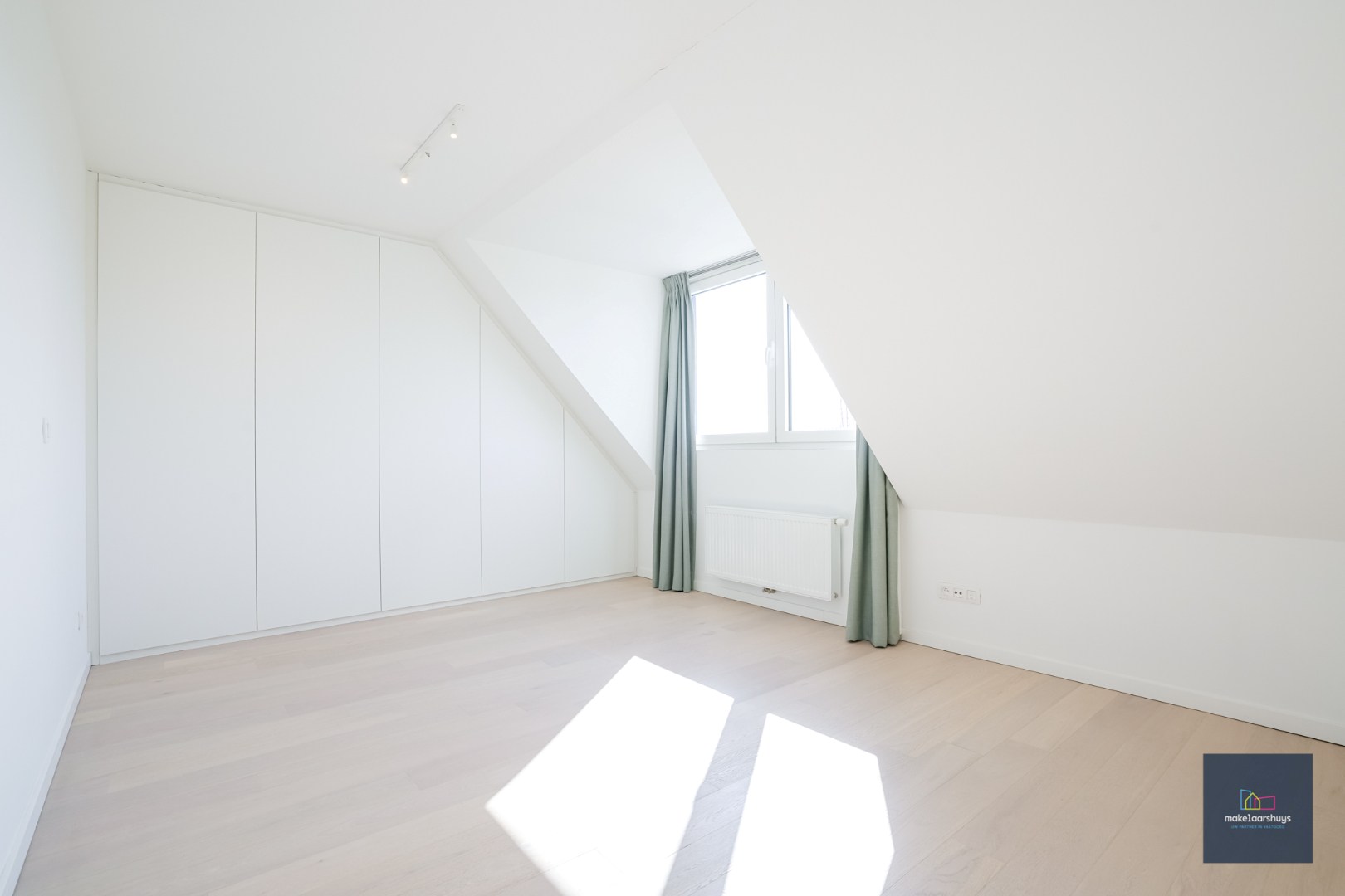 Schitterend 1-slpk.appartement met staanplaats. 