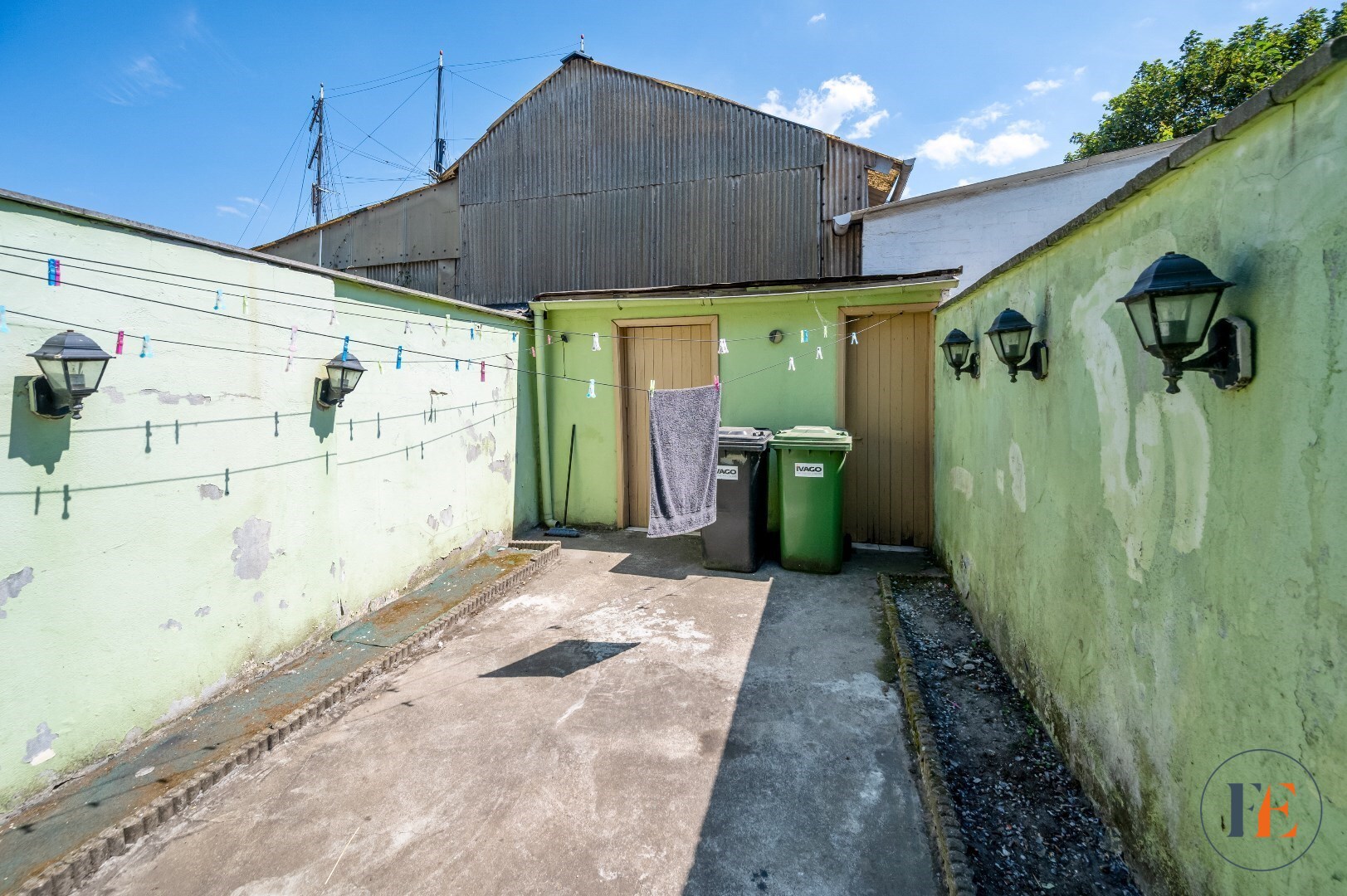 Te renoveren woning met stadskoer 