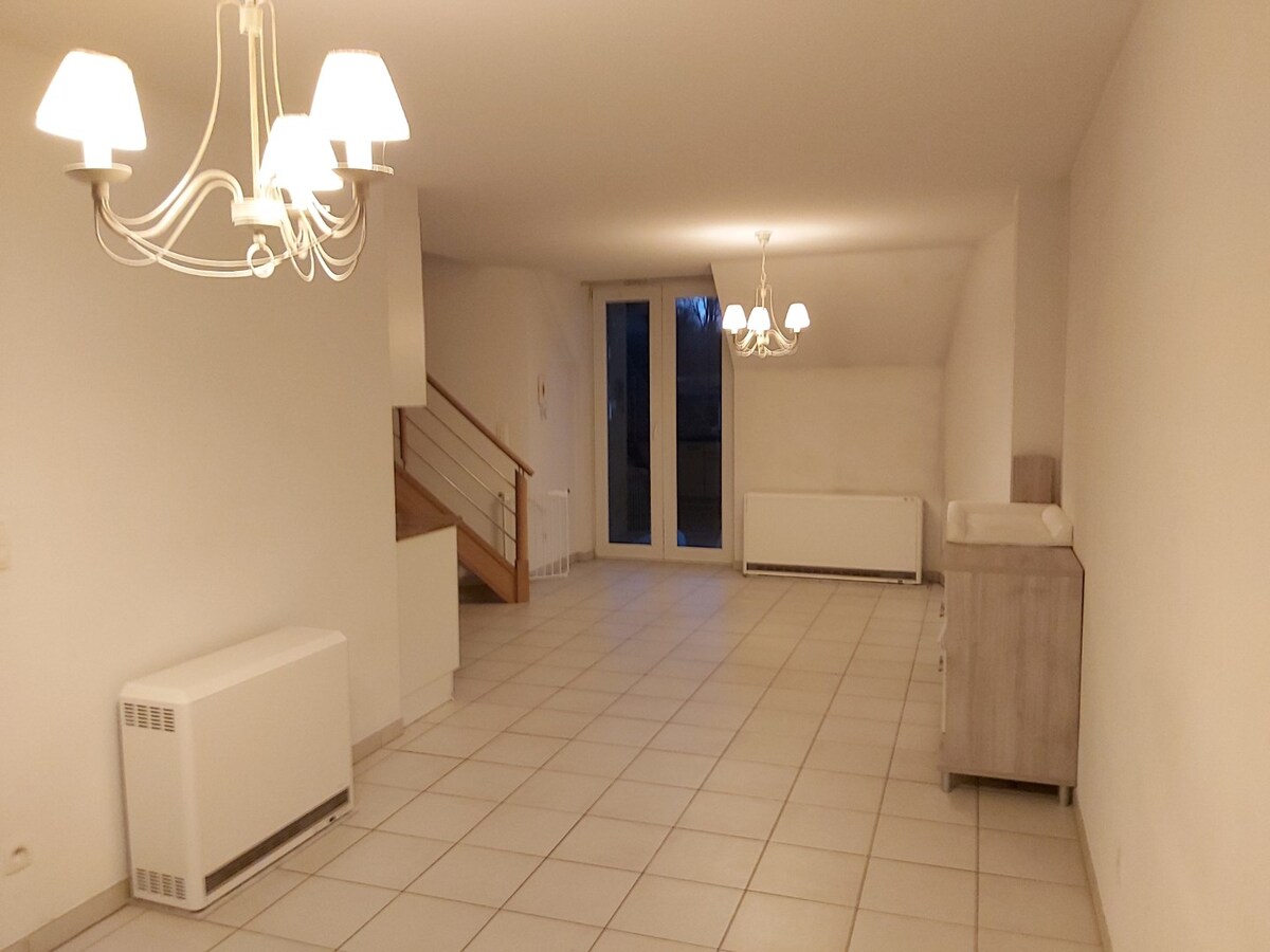 Uitstekend gelegen duplex appartement. Geen vaste kosten ! 