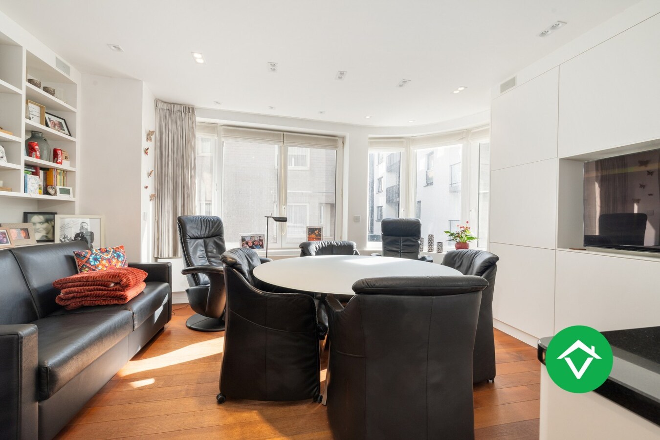 Instapklaar bemeubeld hoekappartement met 2 slaapkamers te koop in Oostende 