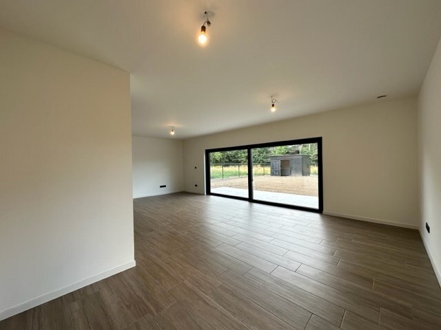 Comfortabele, hoog afgewerkte en energiezuinige nieuwbouwwoning gelegen in een rustige omgeving in Neeroeteren. 