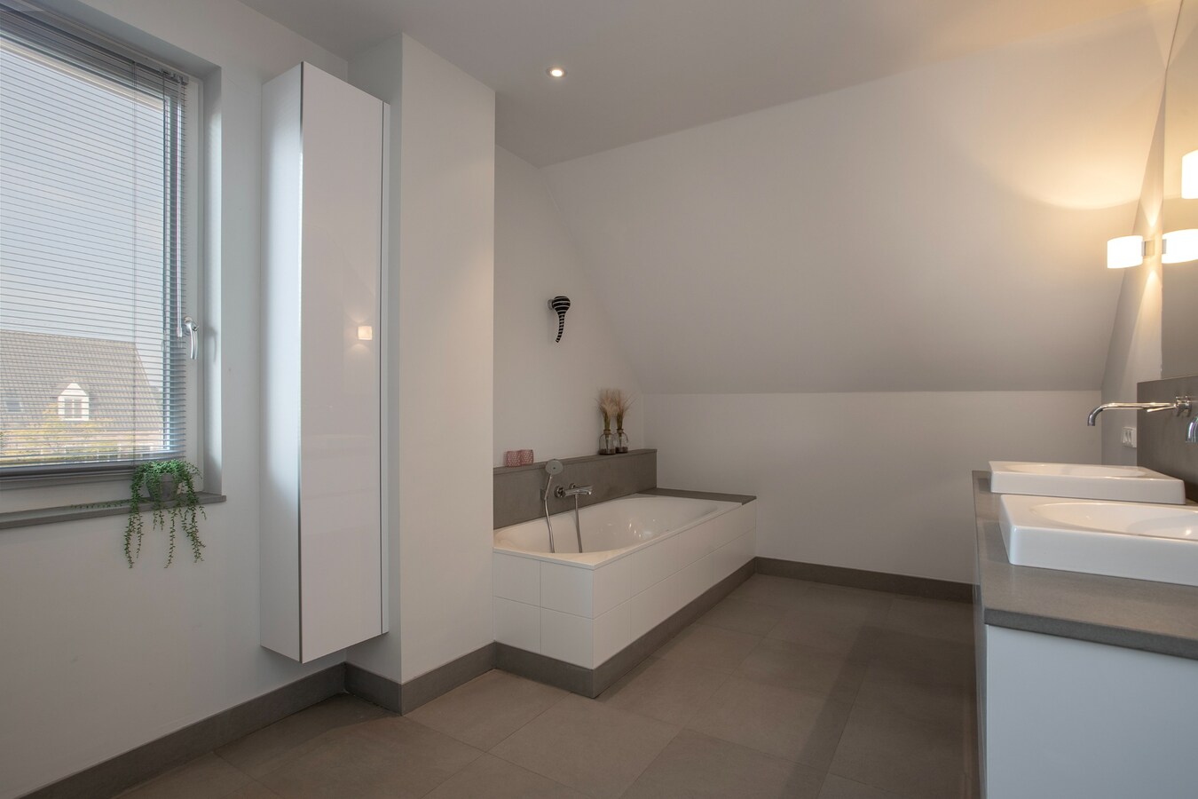 Unieke, onder architectuur gebouwde villawoning met luxe afwerking en prachtig uitzicht op het buitengebied. 