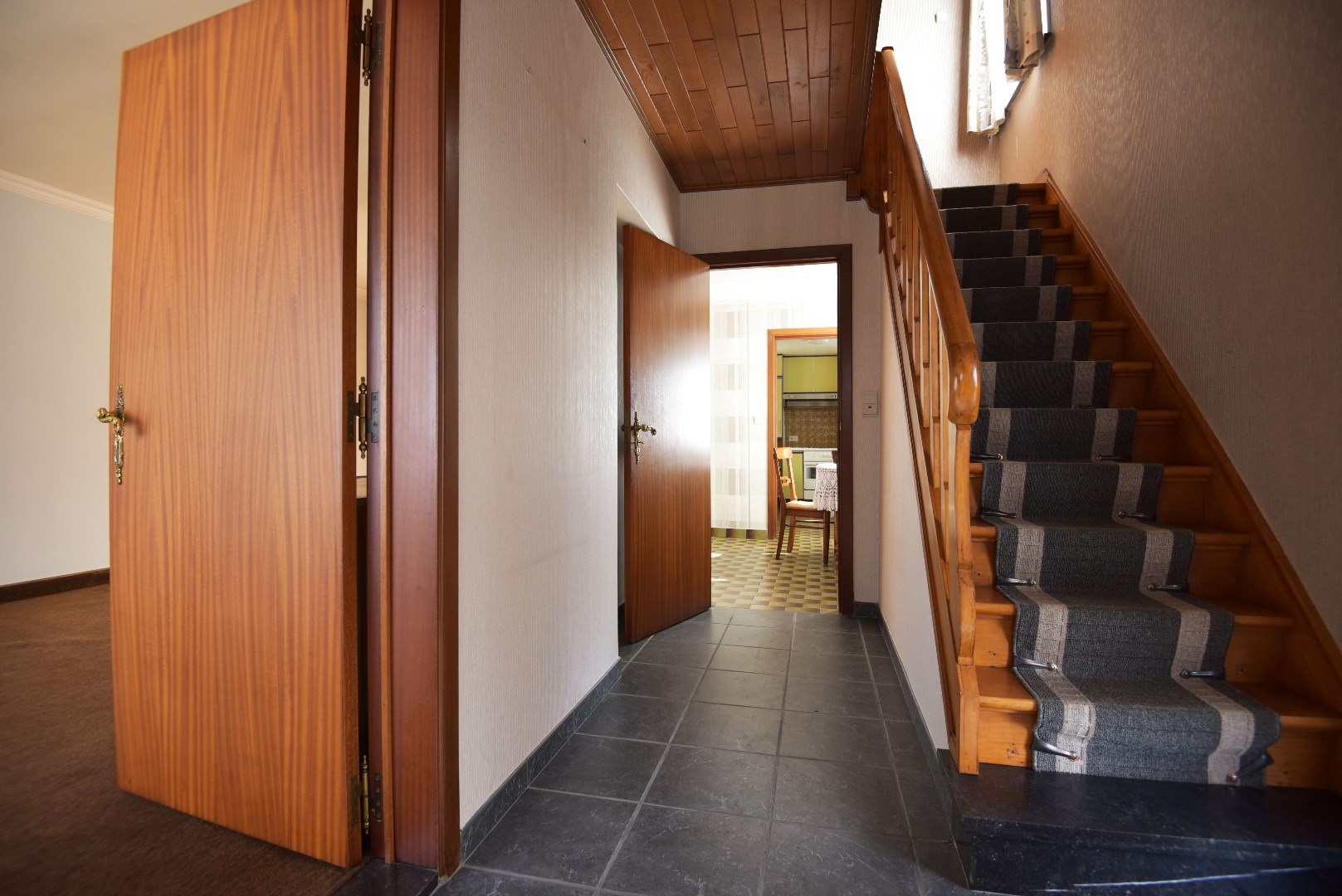 Op te frissen woning met 3 slpks, garage en tuin, rustig gelegen te Adegem 