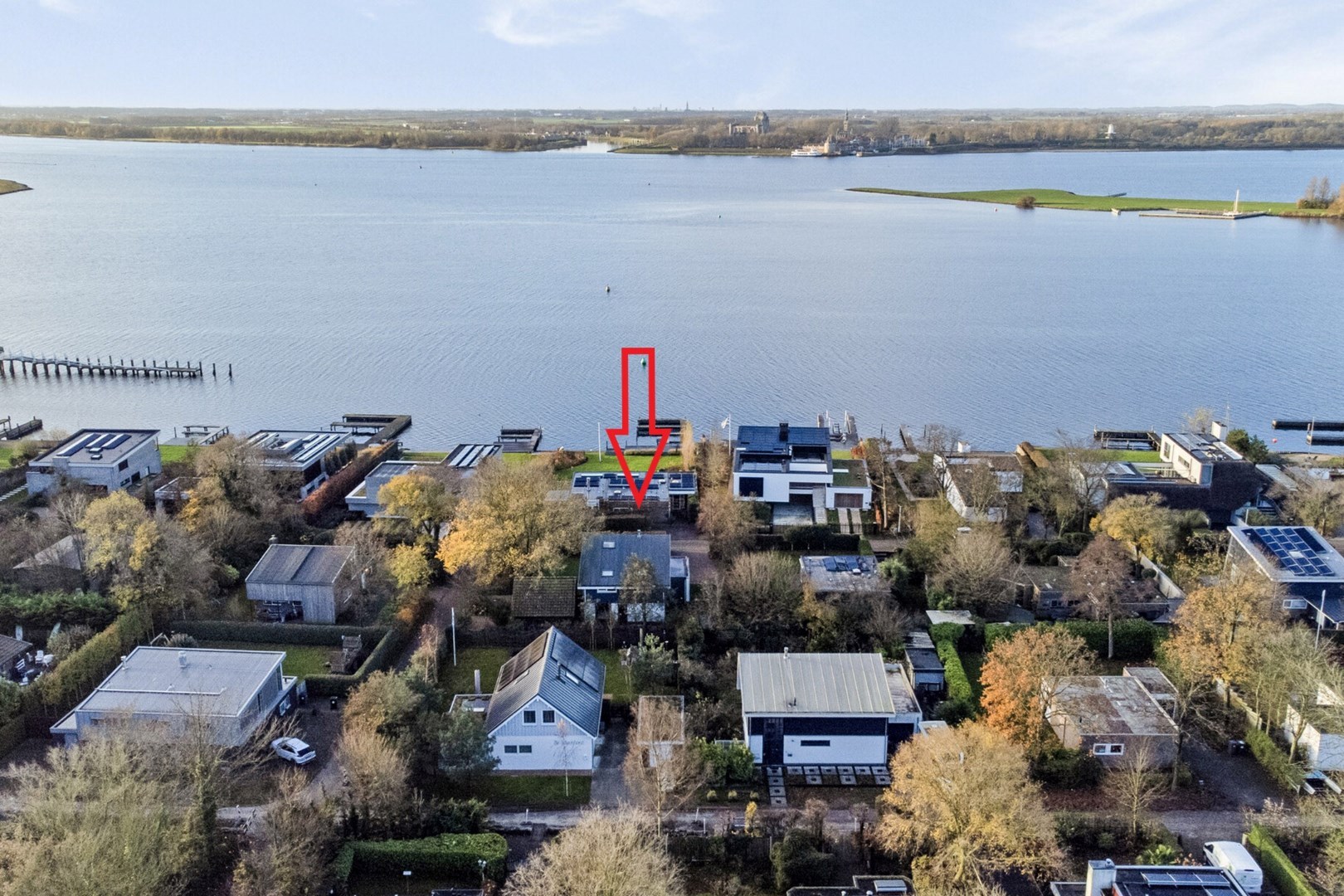 T.A. Makelaardij biedt aan: moderne architectonische vrijstaande villa met extra brede vrijstaande garage en royale private tuin rondom. 