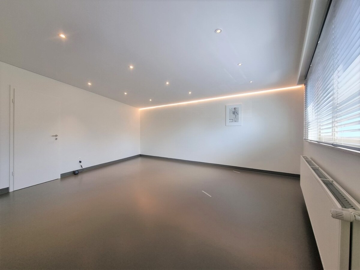 Centraal gelegen handelspand op een zichtlocatie vlakbij het centrum - Heist 