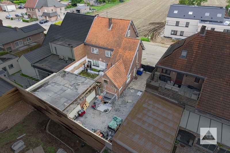 Centraal gelegen halfvrijstaande woning. 6 slaapkamers. Te renoveren. 