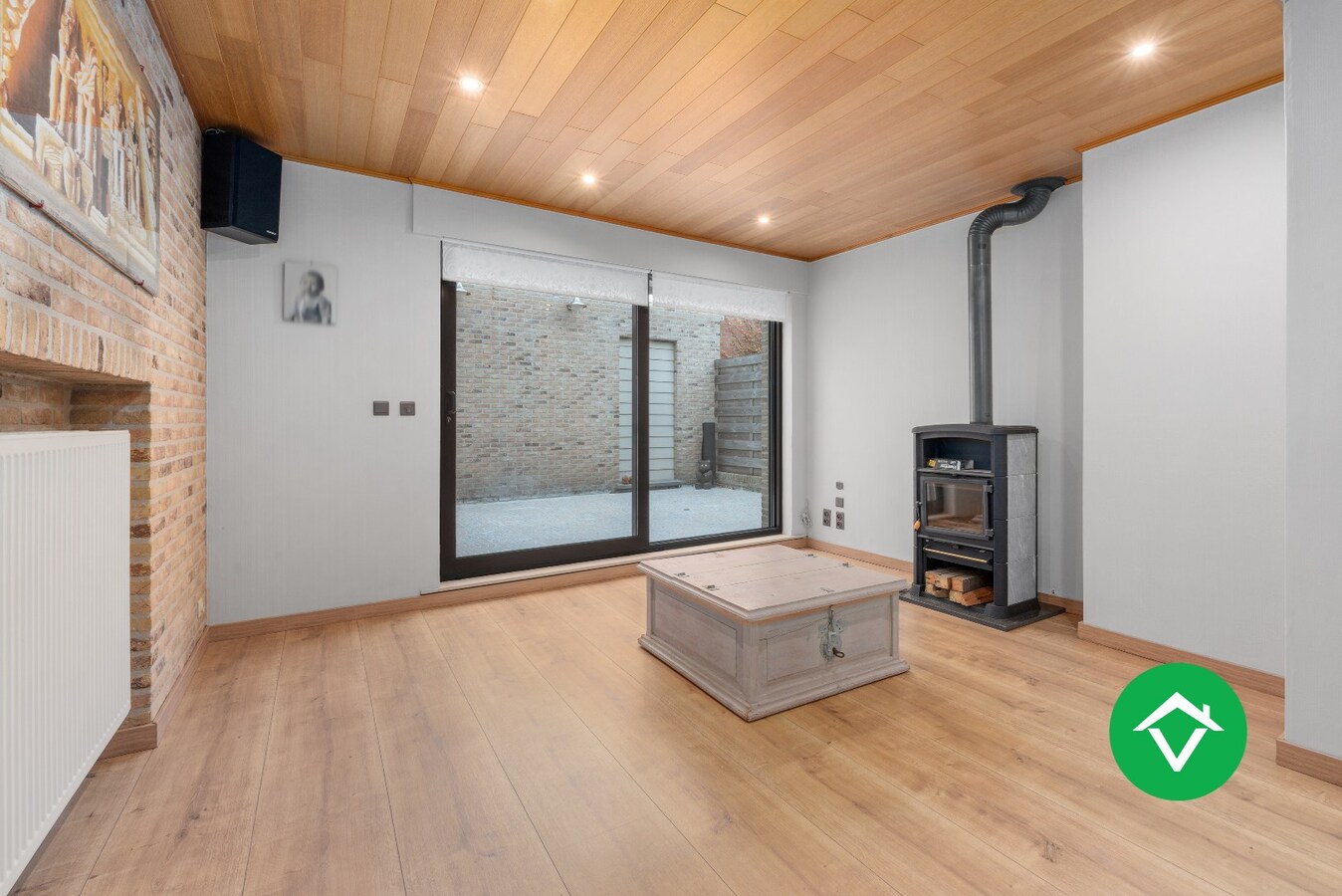 Veelzijdig handelspand met woonst en twee verhuurde appartementen in centrum Aartrijke 