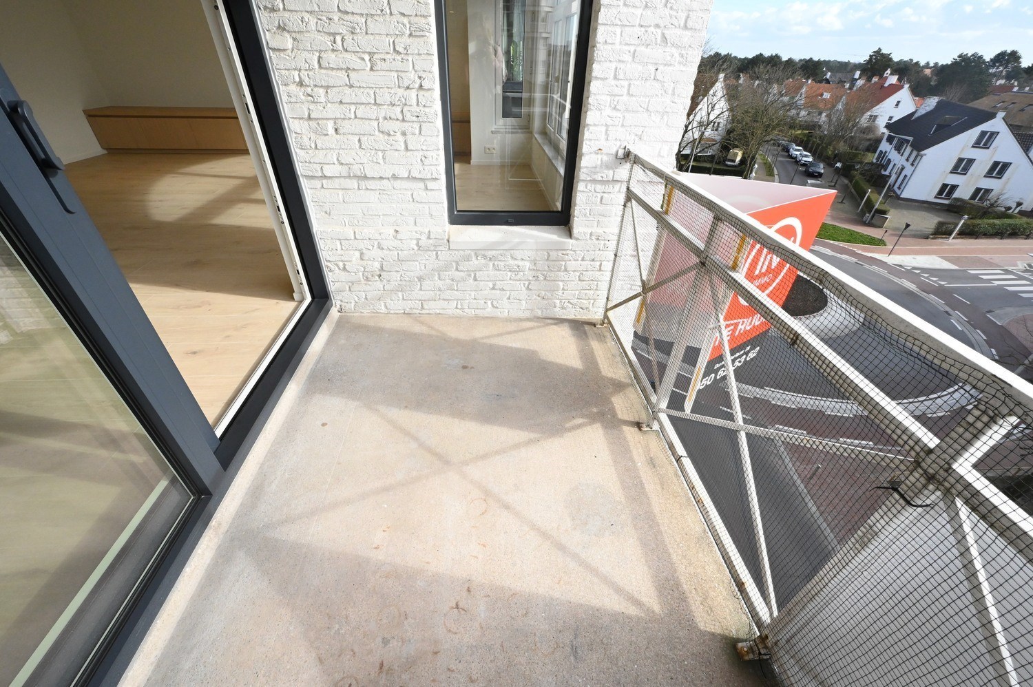 Non meublé - Neuf - Appartement luxueusement rénové avec 3 chambres et une vue dégagée sur la place du Bourgmestre Frans Desmidt. 