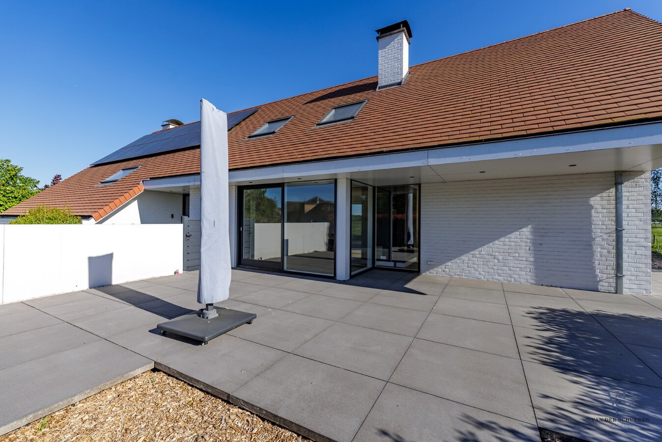 Tijdloze villa met zicht op groen. 