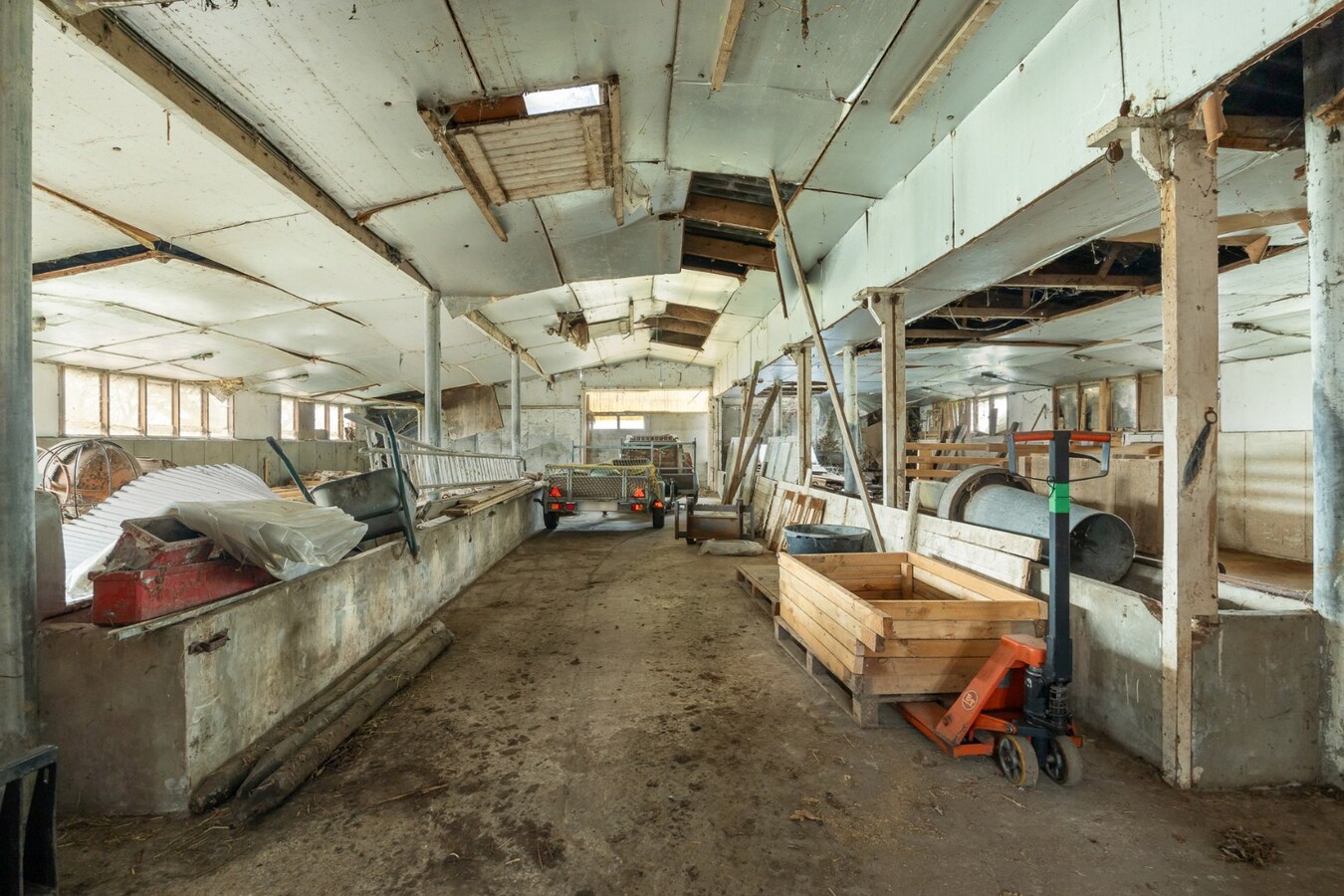 Unieke eigendom op 13.183 m² met te renoveren woning en vergunde stallingen 