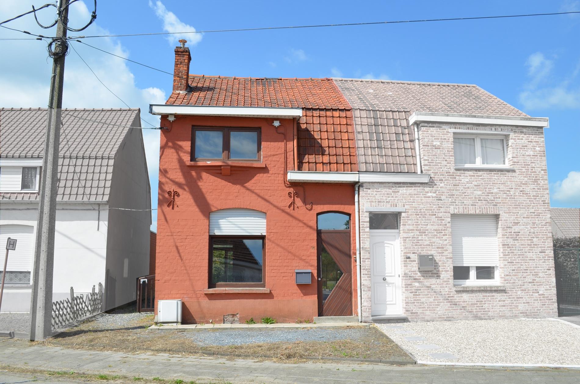 Te renoveren half open bebouwing gelegen te Bassevelde. 