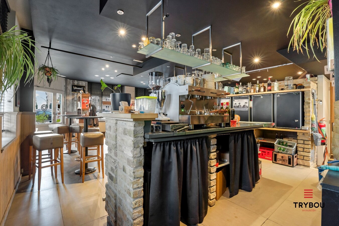 Prachtig handelspand met woonst op centrale ligging te Merkem. 