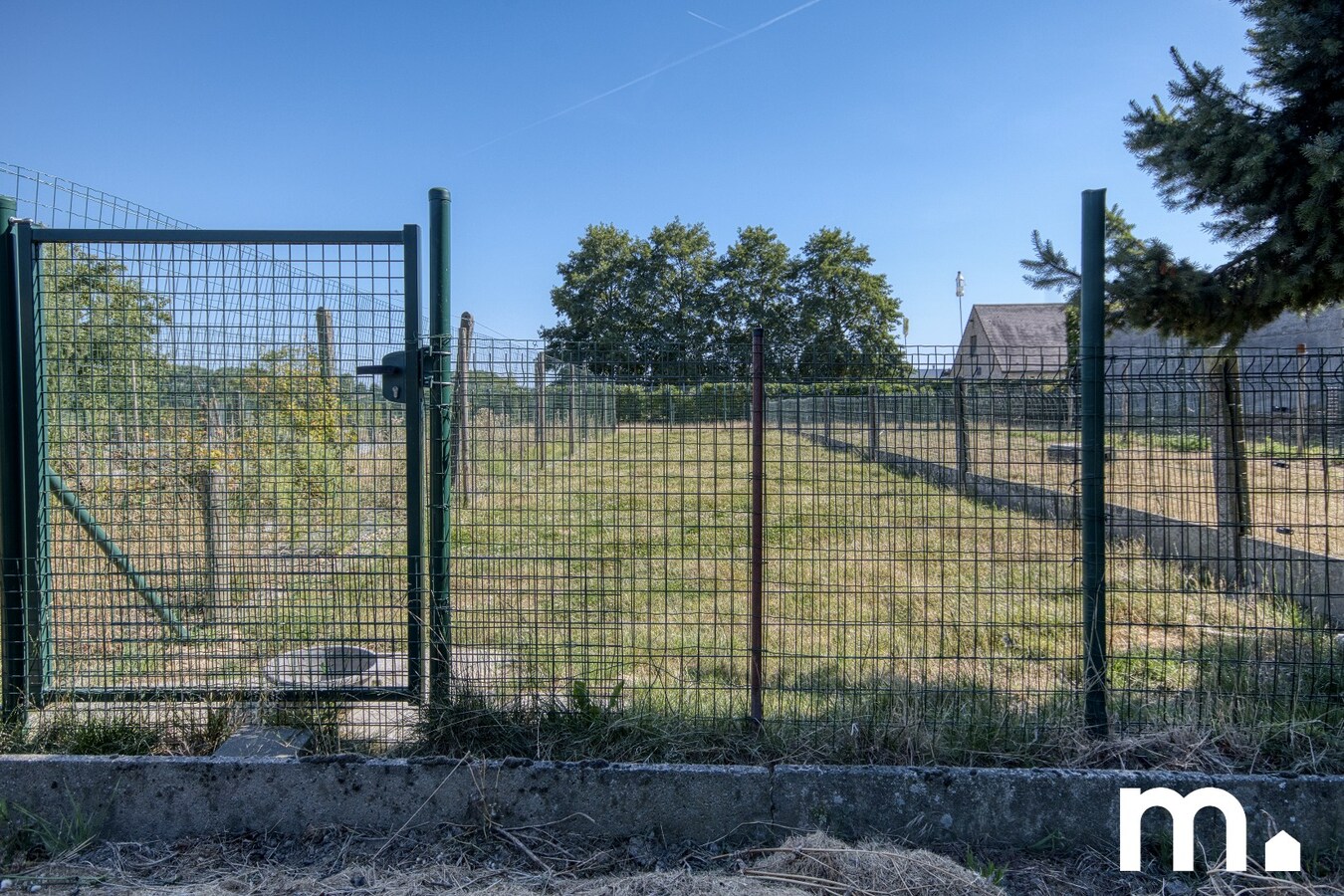 Half open gezinswoning met ruime tuin en garage te koop ! 