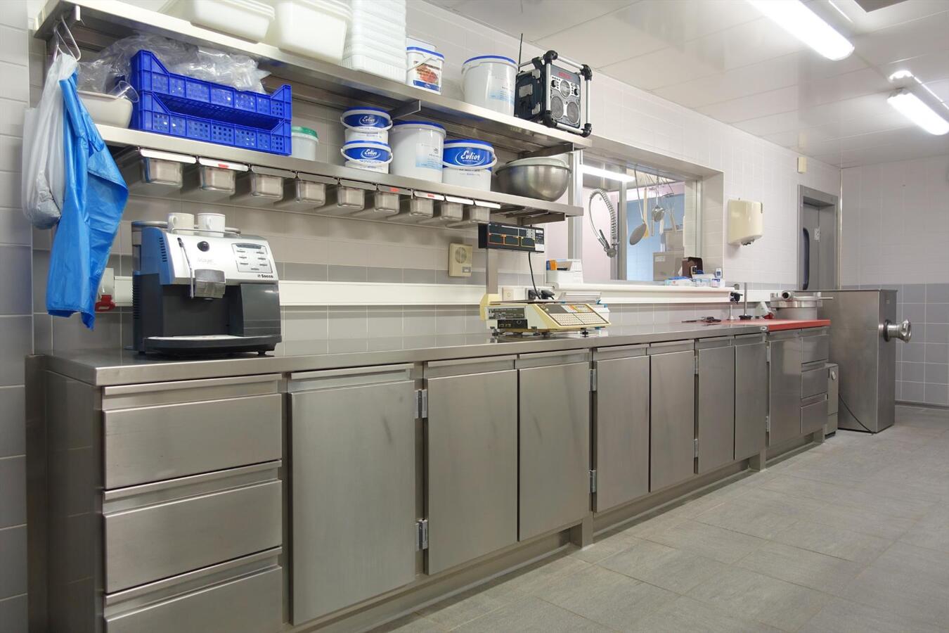 Uitstekend gelegen handelspand met woonst 