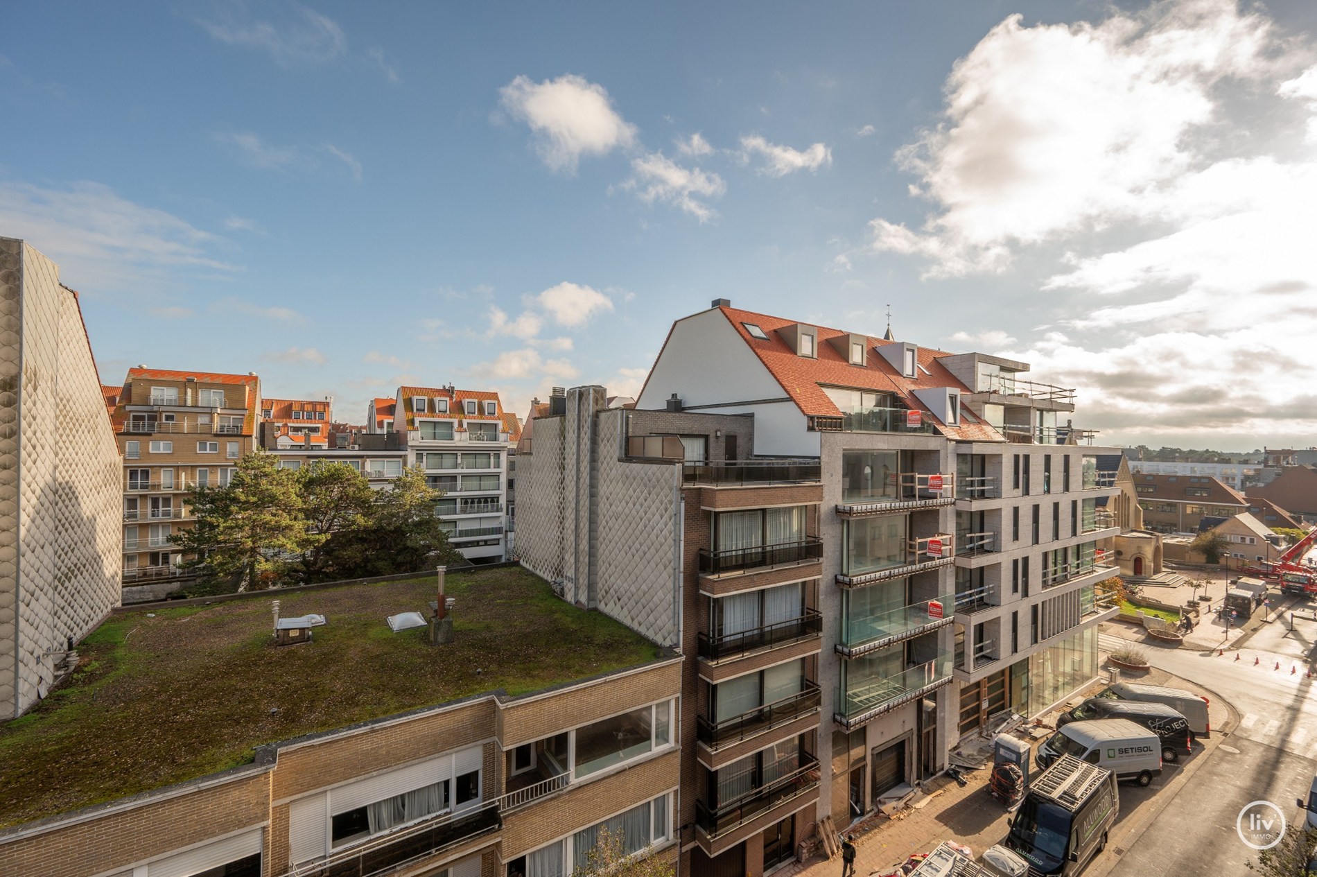 Centraal gelegen triplex-appartement met ruime zonne-terrassen op wandelafstand van de Zeedijk-Albertstrand en Dumortierlaan 