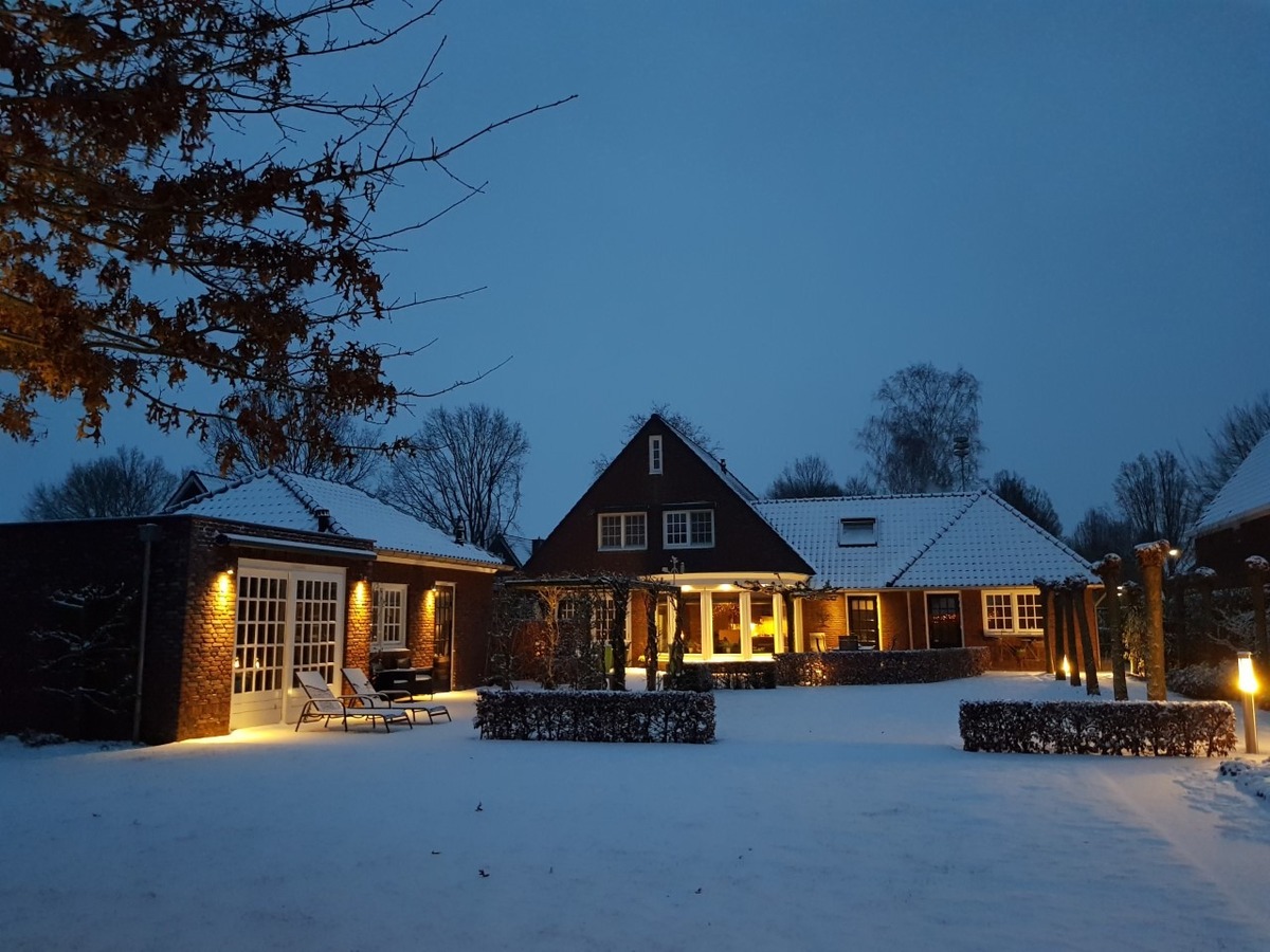 Luxe afgewerkt landhuis met gastenverblijf op een mooie locatie nabij het centrum van Hulsel gelegen op een perceel van 1264 M². 