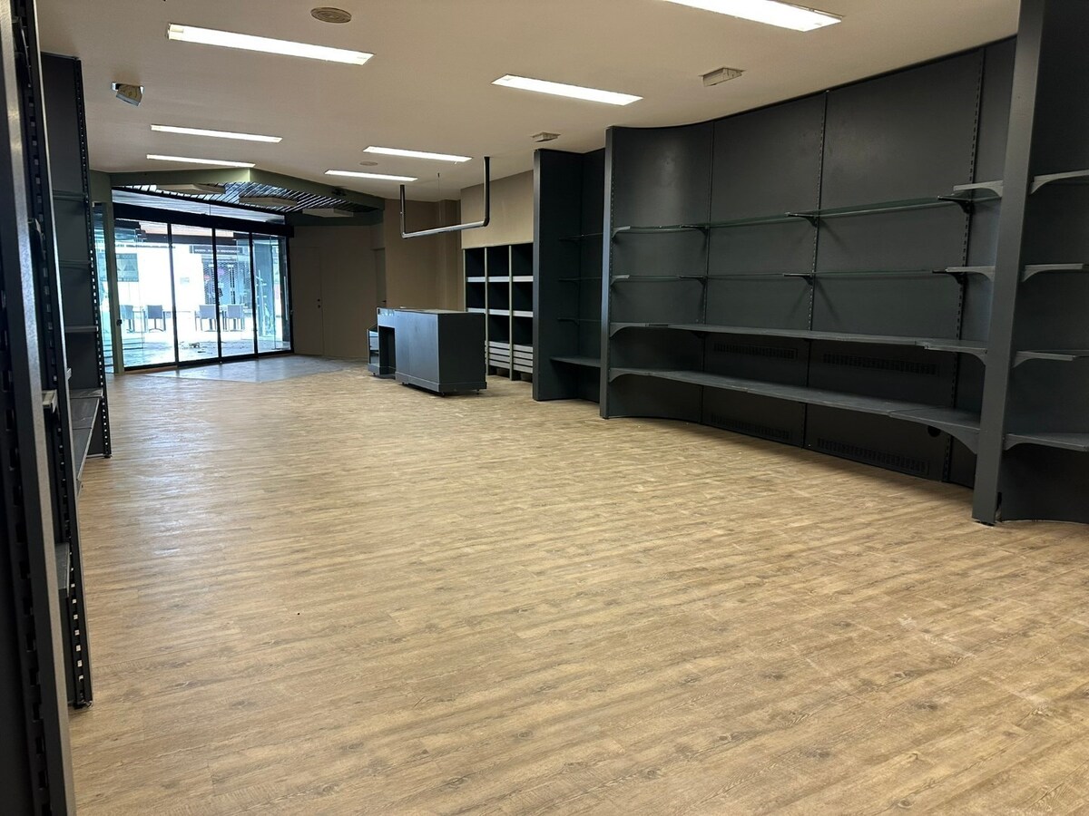 Handelsgelijkvloers, met mooie  etalage,  grote kelder 