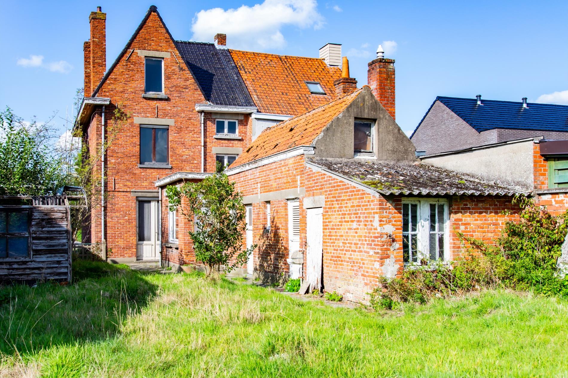 Totaal te renoveren art deco woning met 5 slpks op 950m² nabij centrum Maldegem 