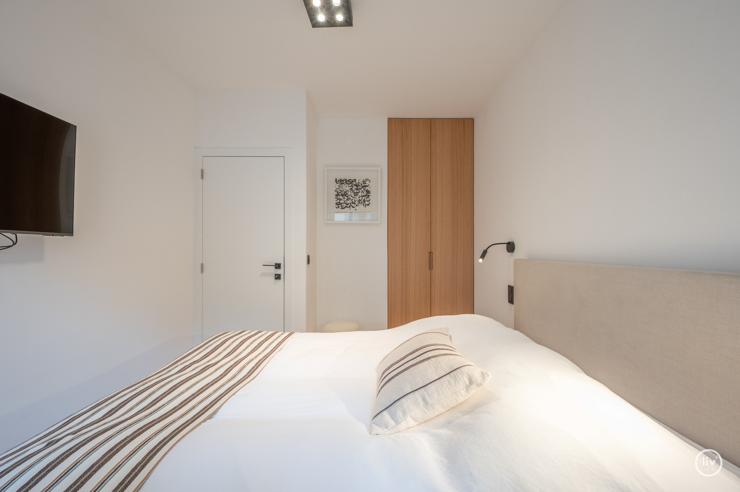 Gerenoveerd 2 slaapkamer appartement met een prachtig zeezicht gelegen nabij het Driehoeksplein te Knokke. 