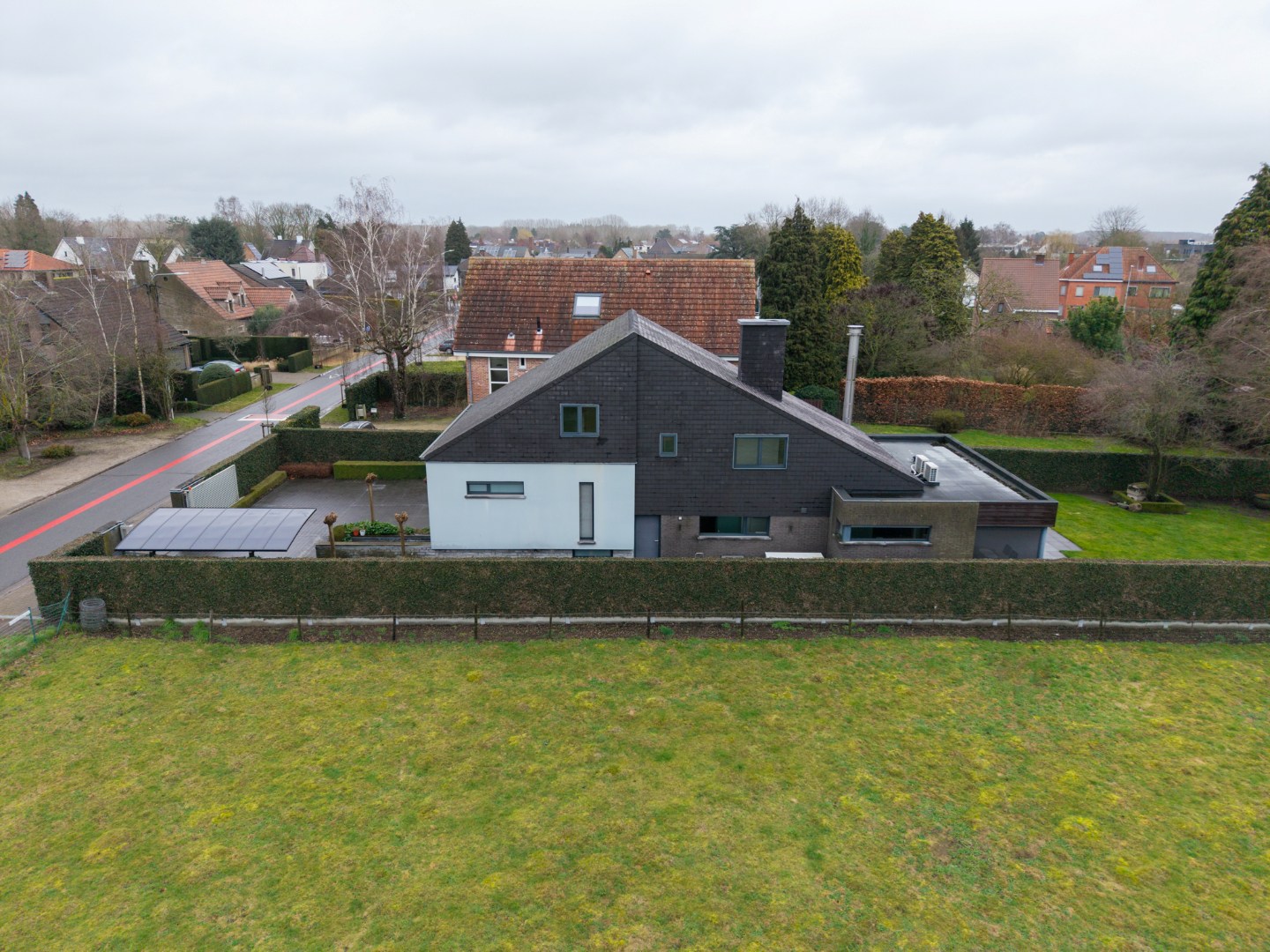 Stijlvolle villa op 909 m² met garage en afgesloten tuin 
