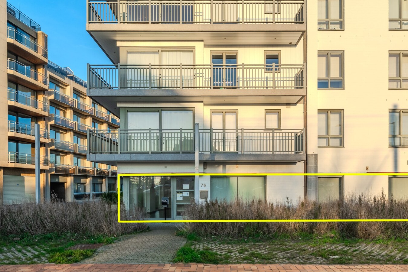 Standingvol handelspand op topligging in Nieuwpoort-Bad 