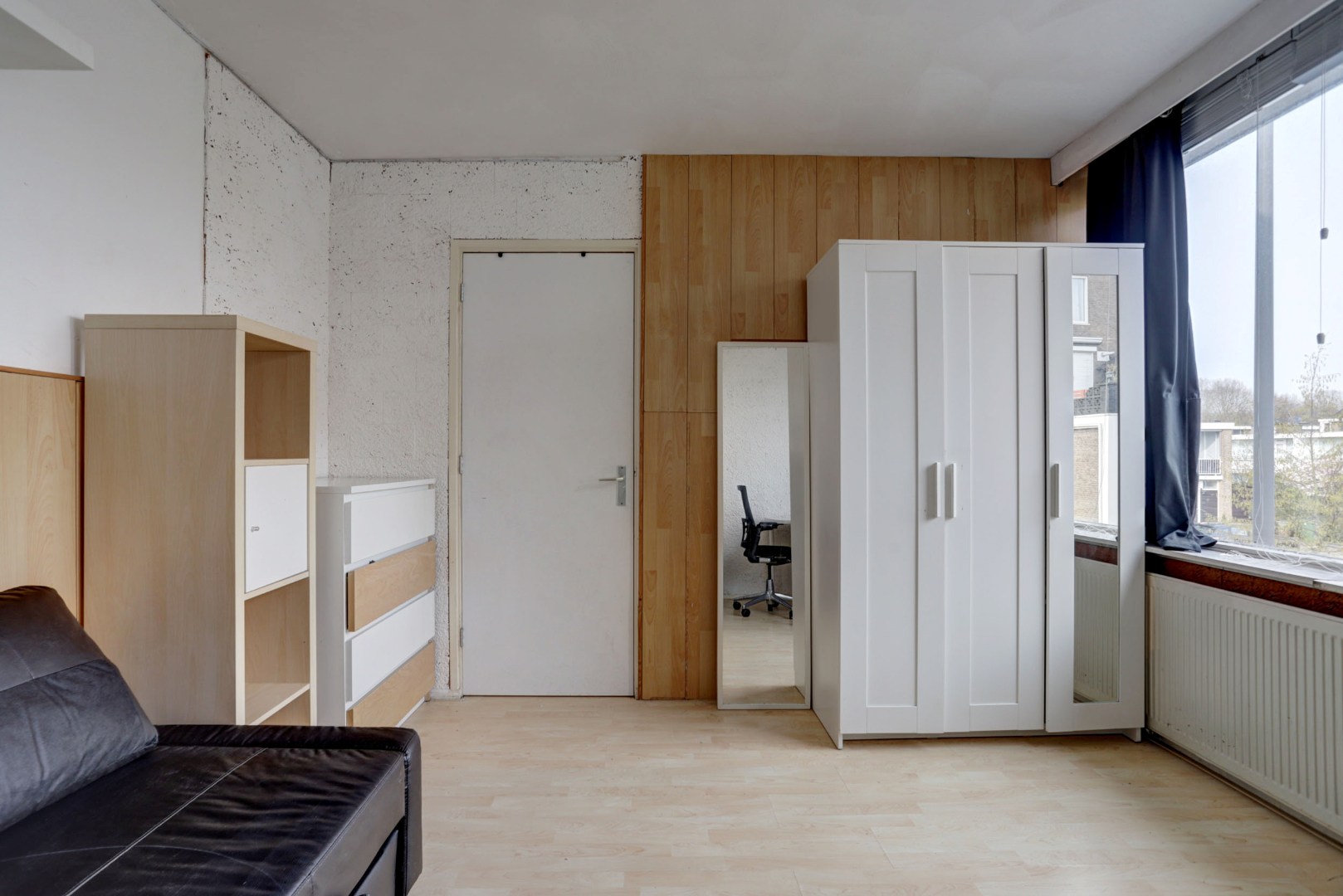 In het geliefde "Lage Land' is gelegen deze uitgebouwde 5-kamer tussenwoning met zonnige en diepe tuin en geheel gelegen op eigen grond. 