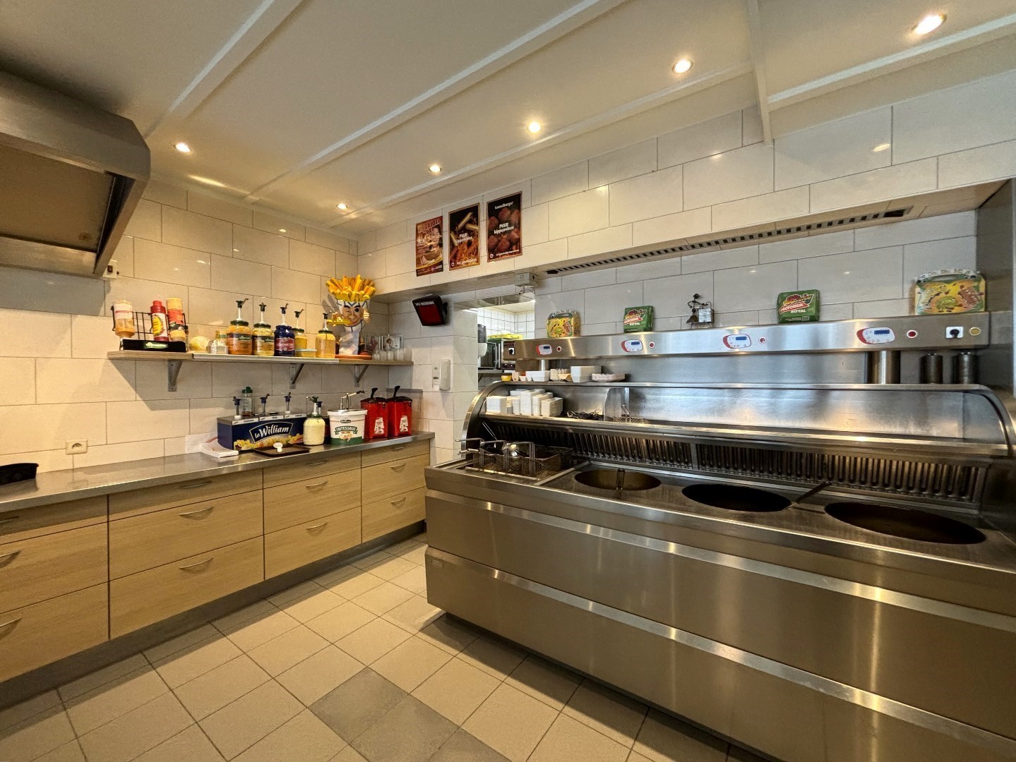 Frituur met volledige inboedel en bovengelegen appartement in Leopoldsburg 