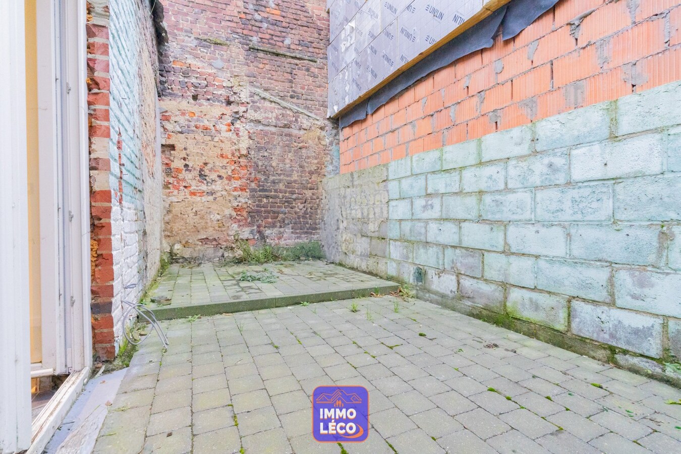 Maison rénovée avec grande cour/terrasse. 