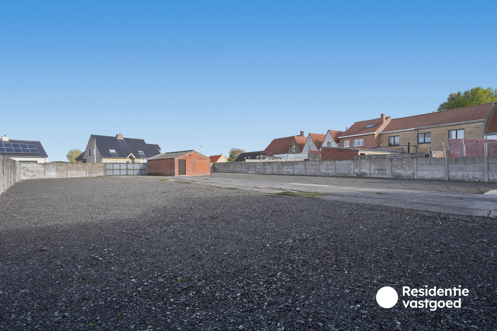 Veelzijdig eigendom met handelsruimte, ruime woning en bouwgrond in centrum Merkem! 