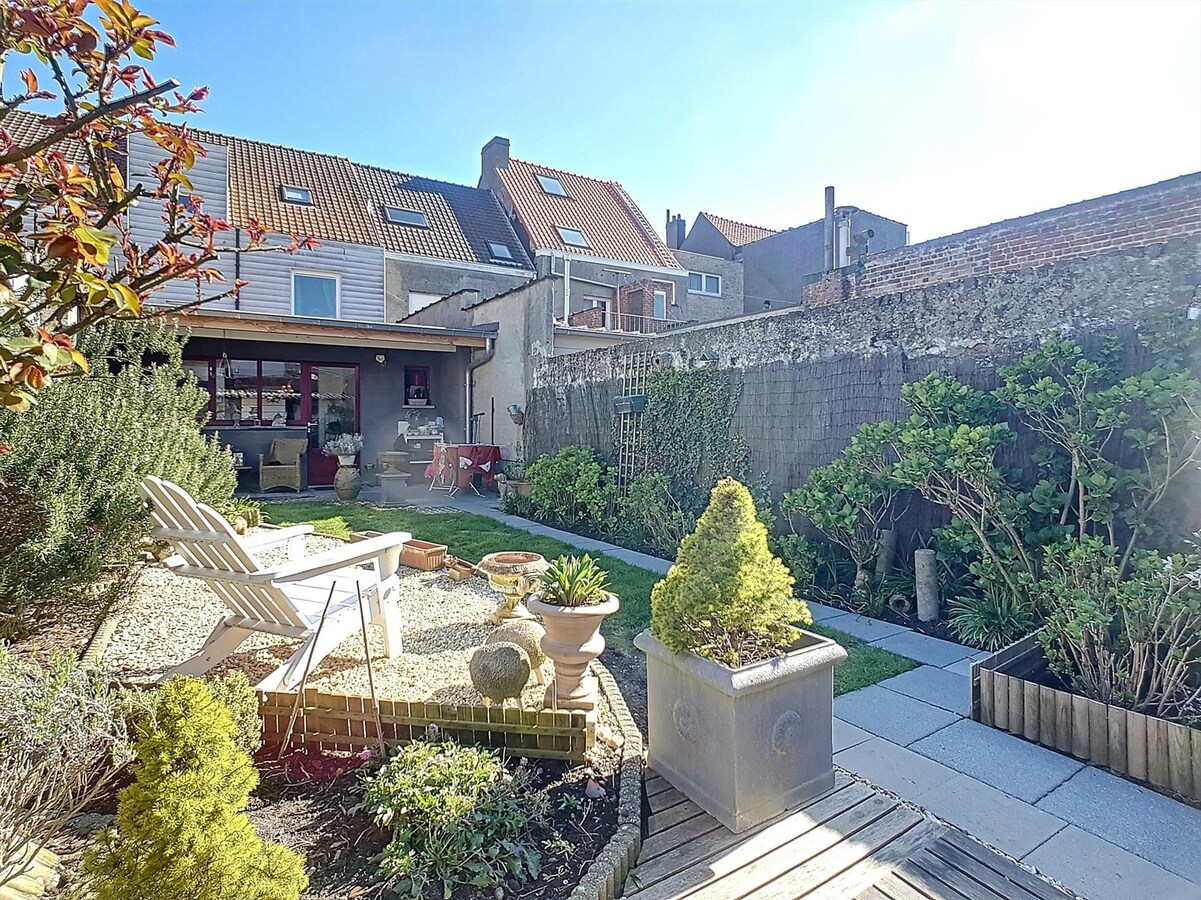 Zeer knappe woning met drie grote slaapkamers, tuin en mogelijk tot garage - Heist 