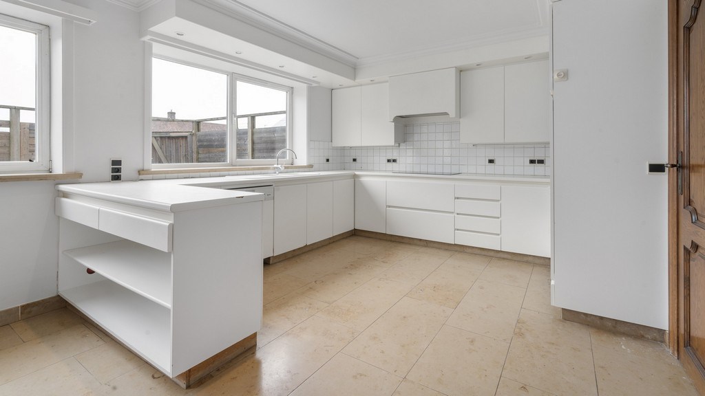 Bedrijfspand met optioneel woonst te huur in Dikkelvenne