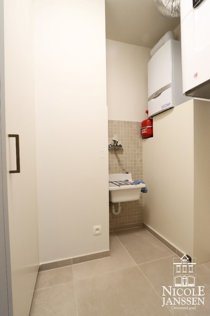 Bergruimte achter in de keuken 