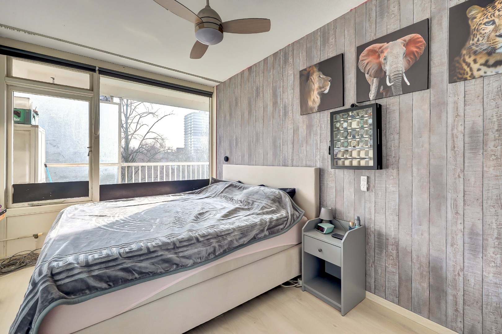 Dit lichte 4-kamer appartement op de 4e verdieping, met 3 slaapkamers, keurige keuken, balkon op het zuiden en berging in de onderbouw is gelegen in de populaire wijk "Ommoord". 