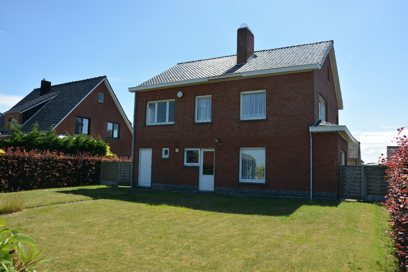 Alleenstaande woning met garage en mooie tuin 