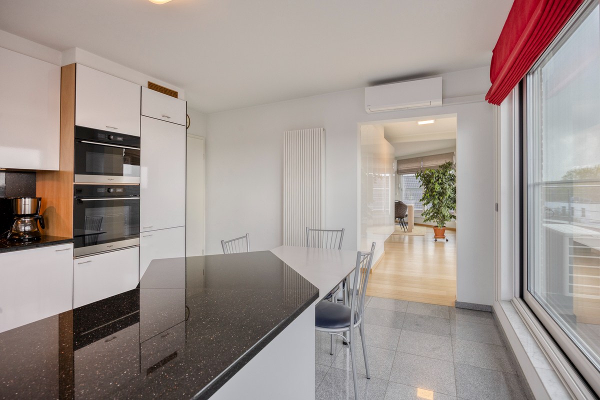 Instapklare penthouse met 2 slaapkamers en terras van 60m² , 4 kelders en garagebox in Korbeek-Lo! – EPC 199 kWh/m² - bewoonbare opp. 131 m² 