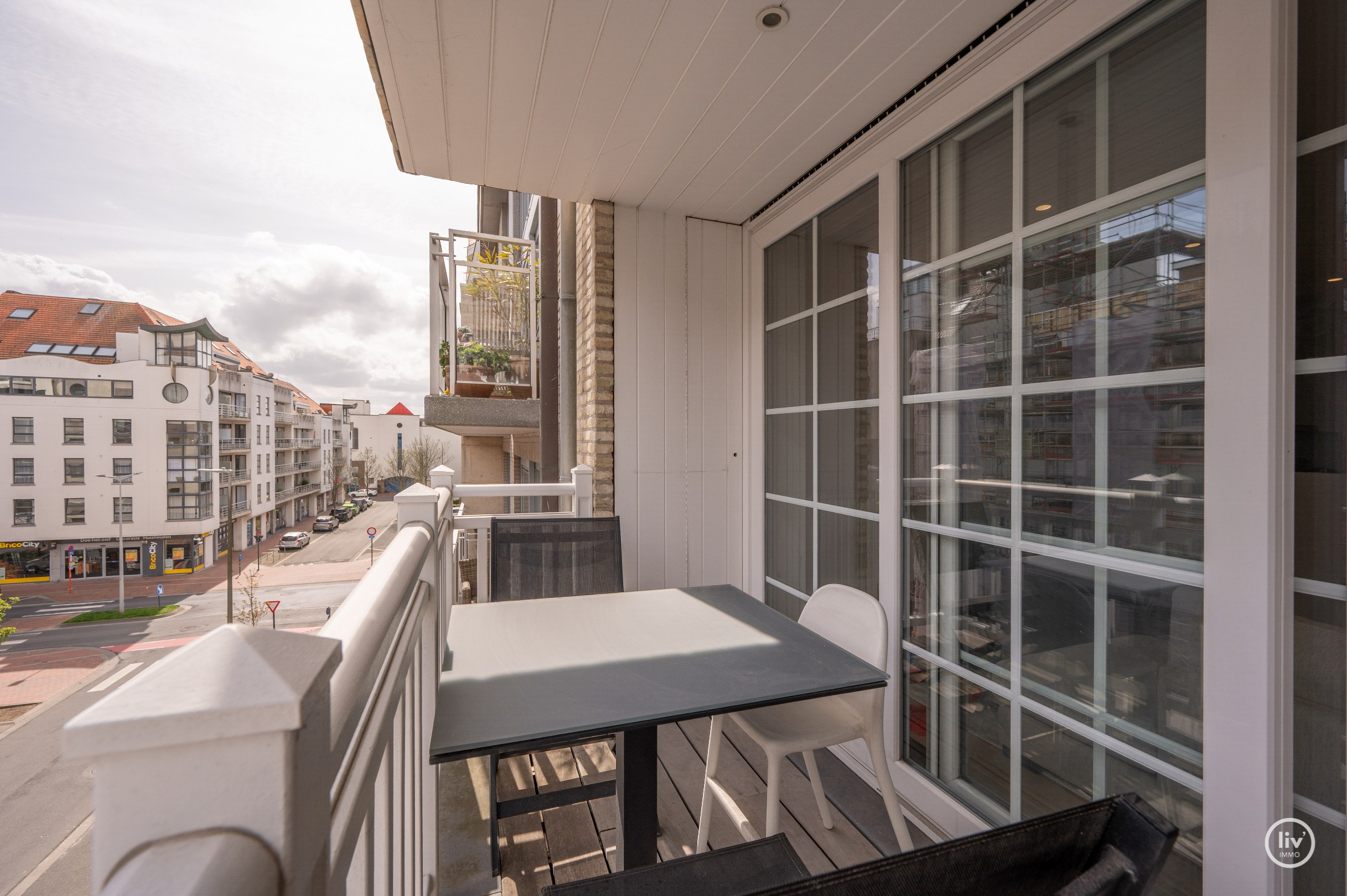 Appartement spacieux et récent (2015) avec une agréable terrasse dans un emplacement agréable sur l'avenue Léopold à Knokke. 