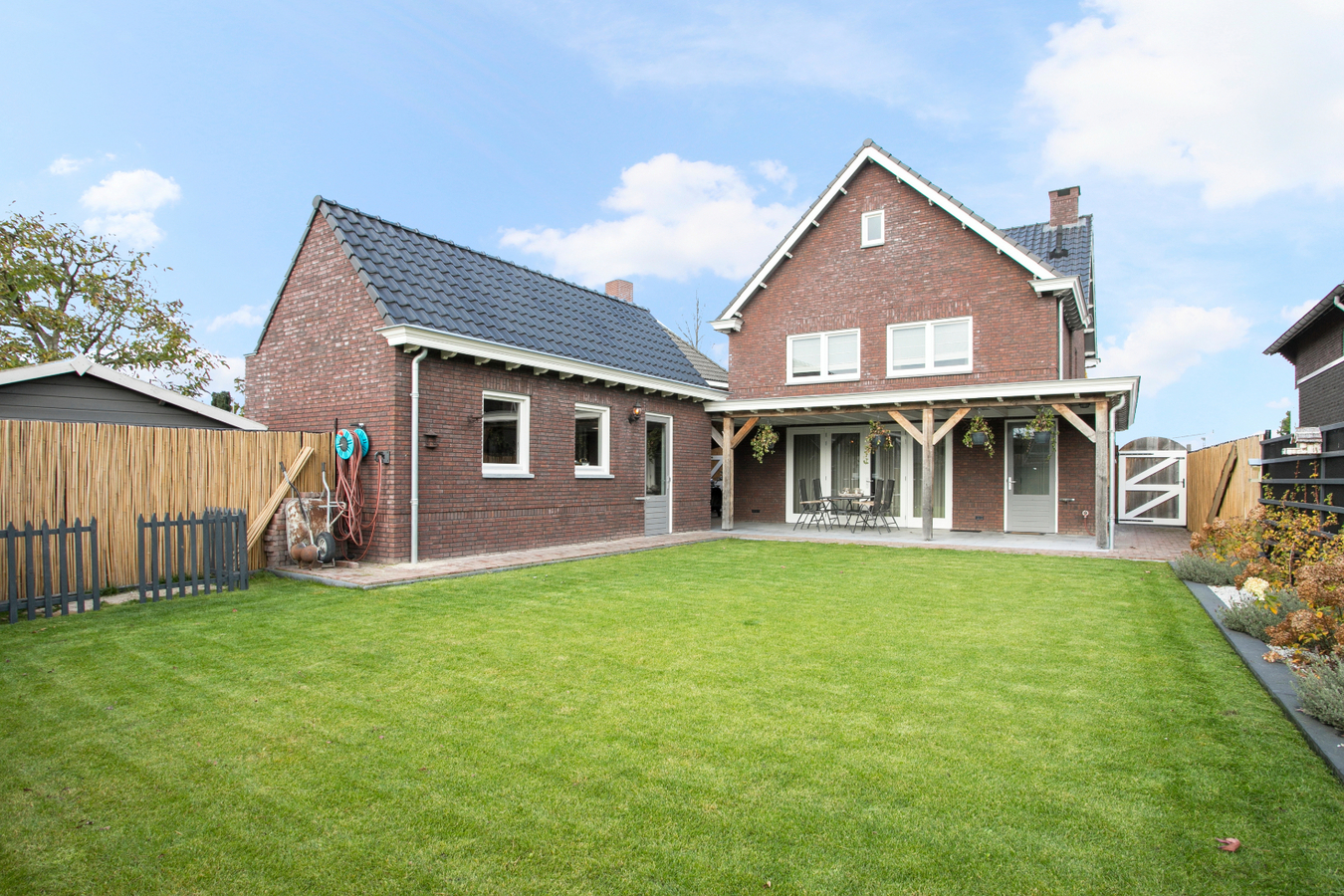 Vrijstaande, instapklare eengezinswoning met garage en carport afgewerkt in landelijke stijl. 