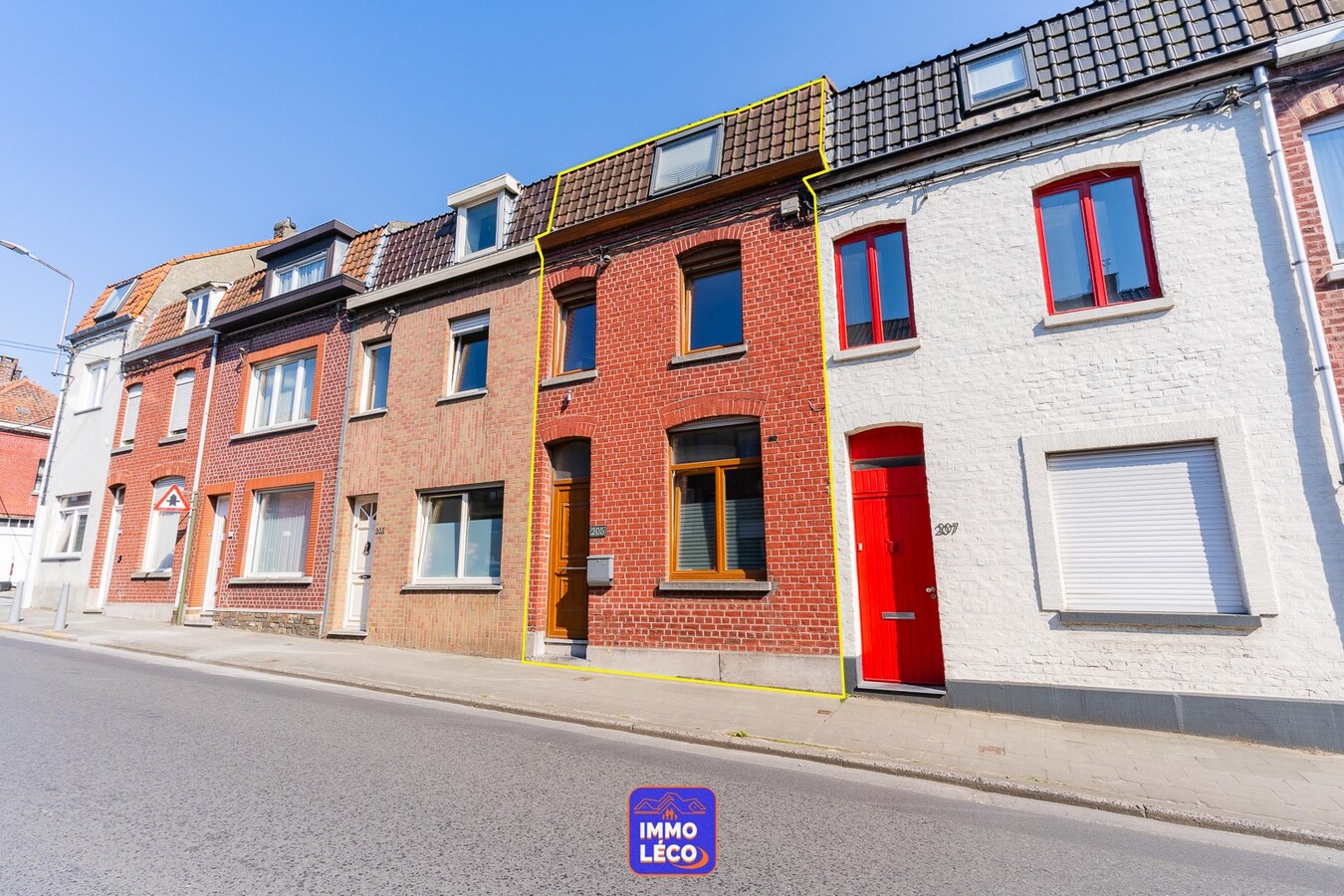 Maison offrant de beaux volumes avec jardin et terrasse couverte. 
