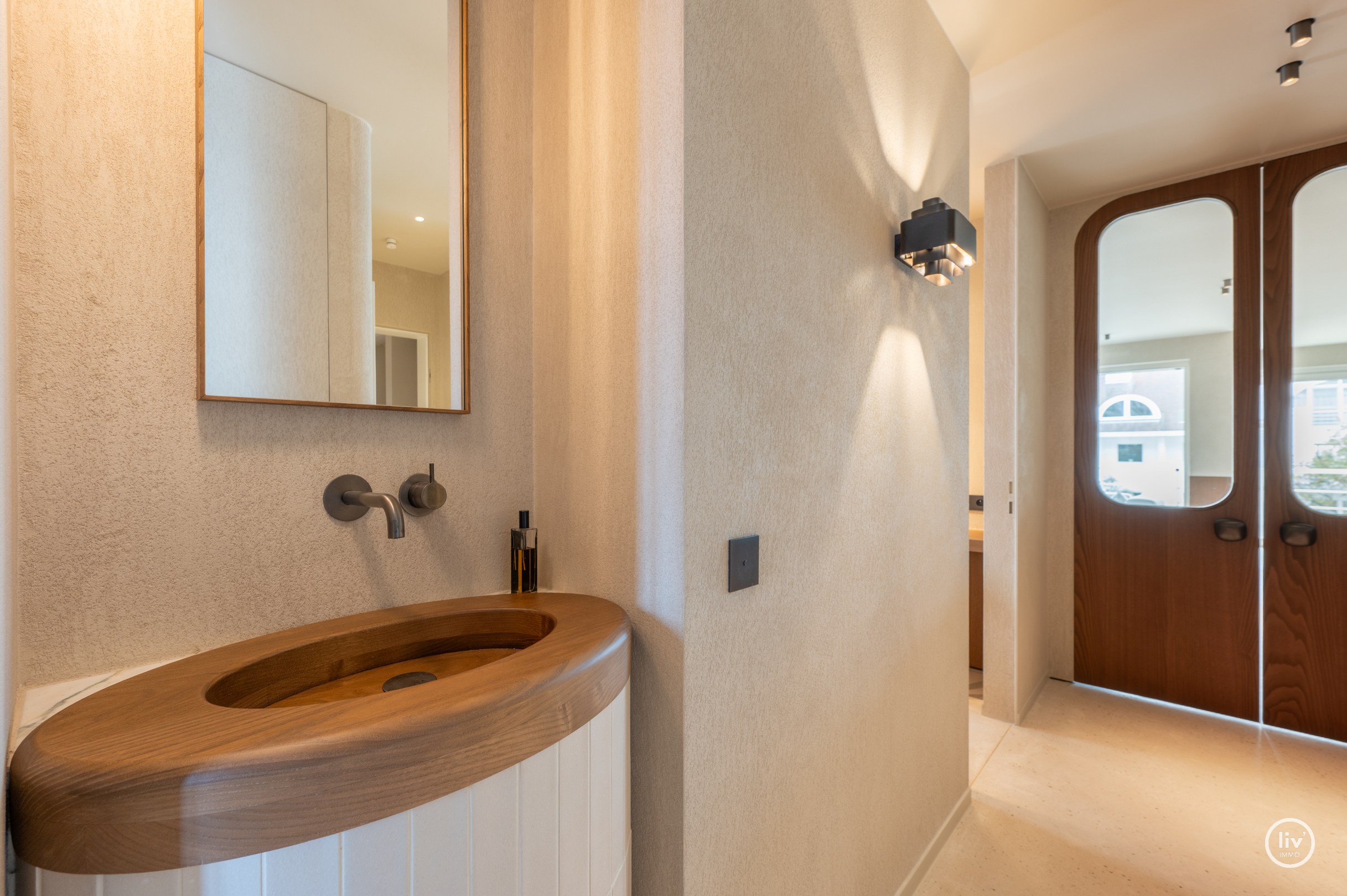 Appartement d'angle entièrement rénové et de haute qualité dans une résidence de standing au cœur du Zoute. 