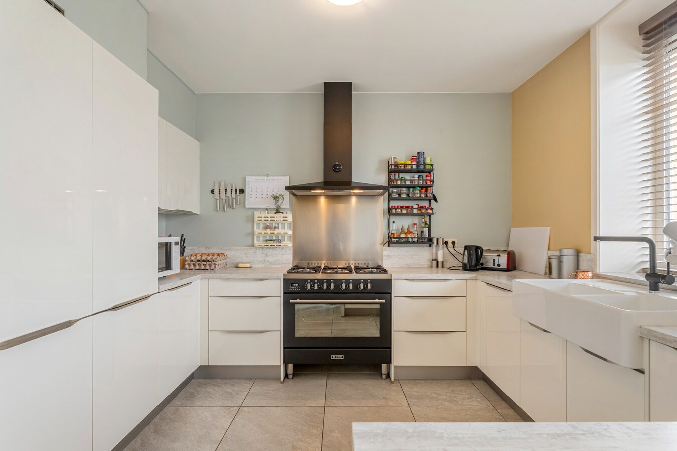 Vrijstaande, zeer verzorgde woning met aangrenzende, uitgeruste stalling/loods op een perceel van 72a14ca 