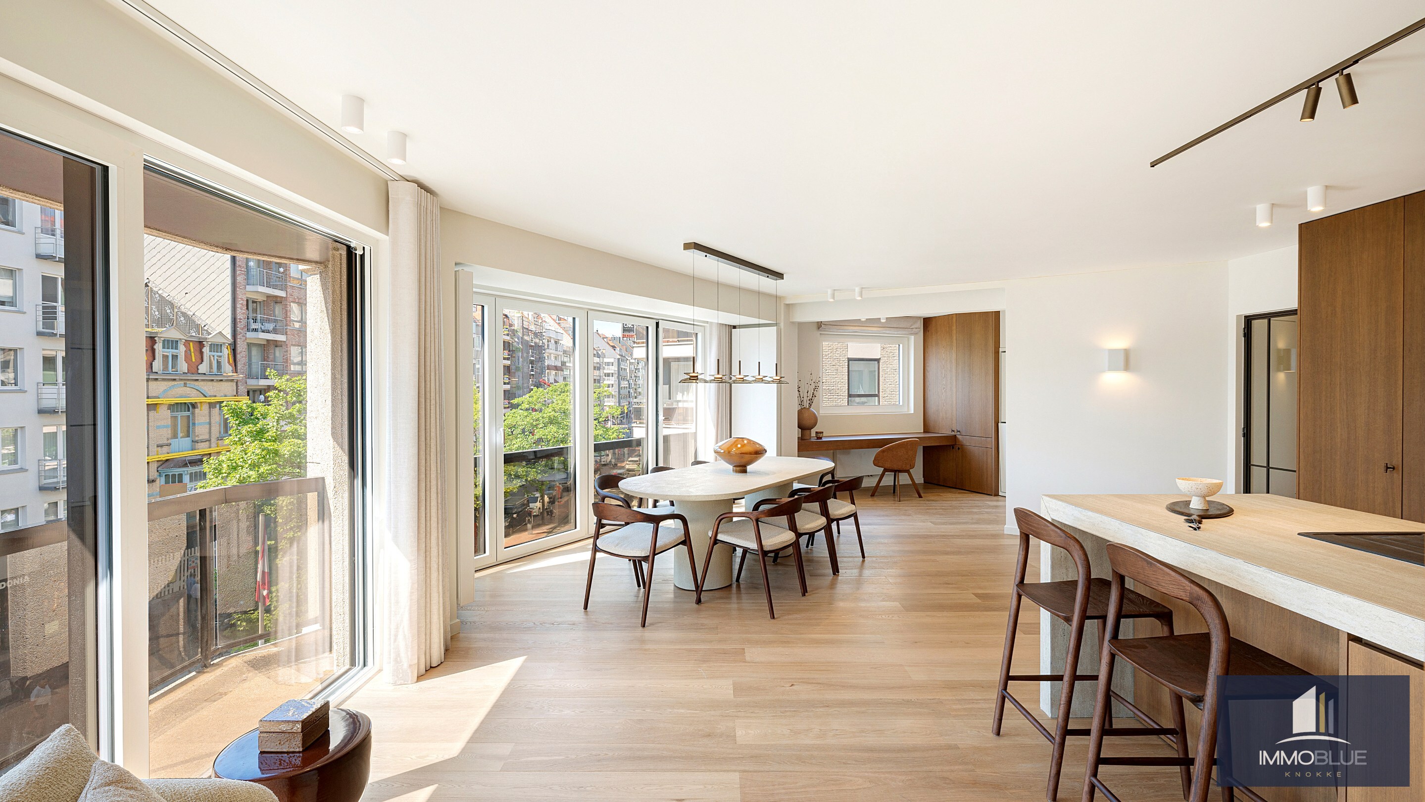 Uitzonderlijk hoekappartement, gelegen in de Zoutelaan, met een gevelbreedte van ca. 16 meter en biedt een open uitzicht op de Lippenslaan. 