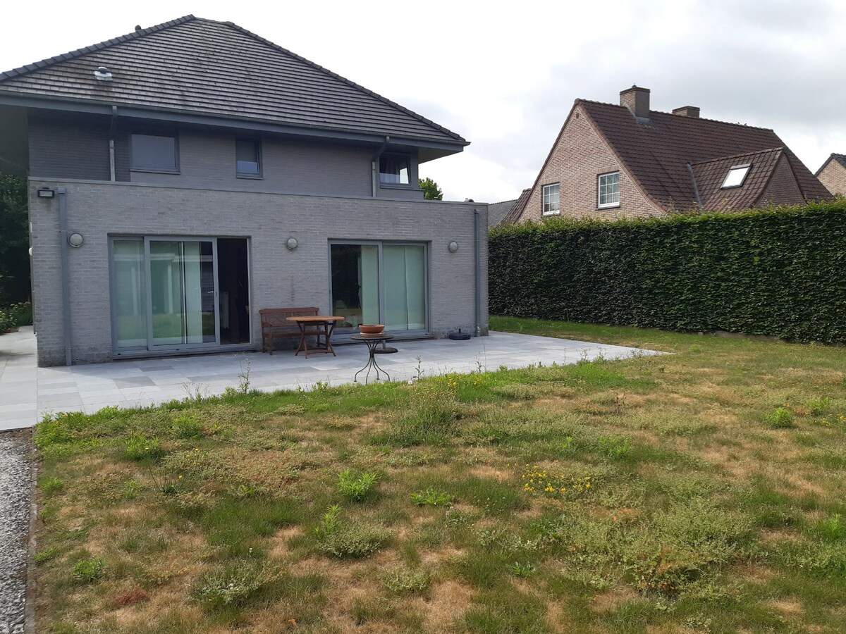 Recente, eigentijdse villa in doodlopende verkaveling ! 